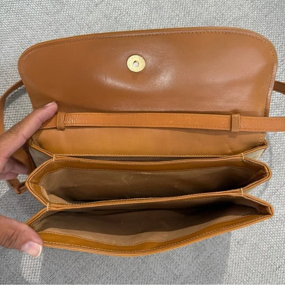 Elegant Cream and Tan Shoulder Bag - Picture 4 of 8